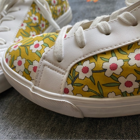 RESTRICTED White Floral Print Canvas Lace Sneakers Size 9.5 - Picture 13 of 15